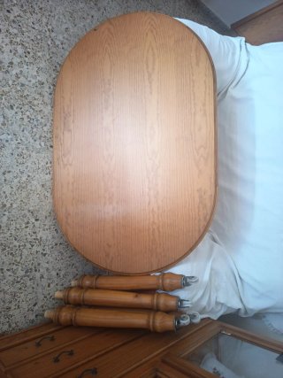 Mesa de comedor ovalada con 4 patas