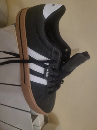 Zapatillas Adidas Negras y Blancas