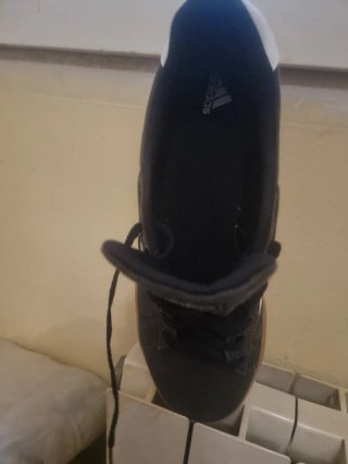 Zapatillas Adidas Negras y Blancas
