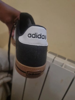 Zapatillas Adidas Negras y Blancas