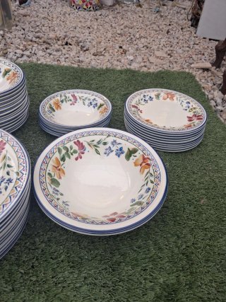 Juego de platos y cuencos antiguos