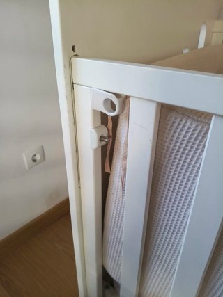 Cuna bebé blanca completa con colchón y textil.