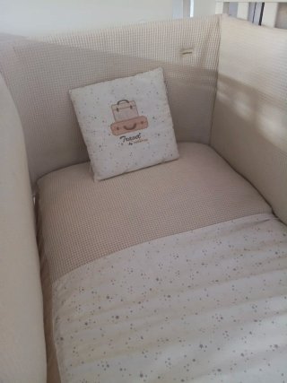 Cuna bebé blanca completa con colchón y textil.