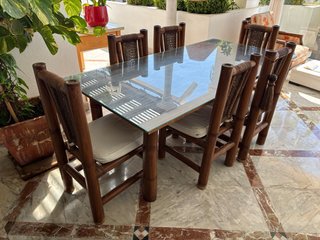 Mesa de comedor con 6 sillas de bambú y cristal