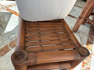 Mesa de comedor con 6 sillas de bambú y cristal