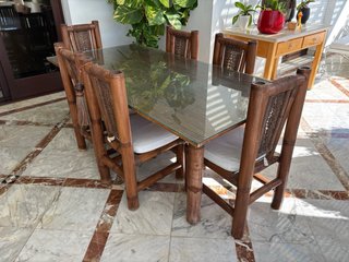 Mesa de comedor con 6 sillas de bambú y cristal