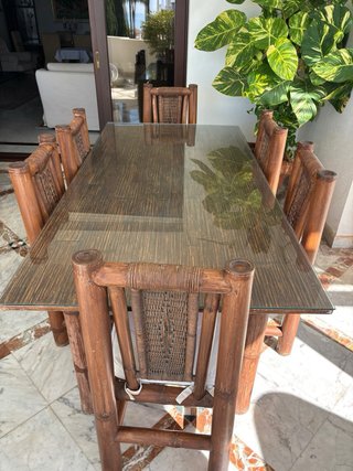Mesa de comedor con 6 sillas de bambú y cristal