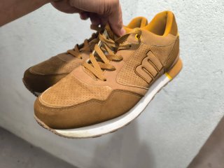 Zapatillas Mustang Marrones y Amarillas
