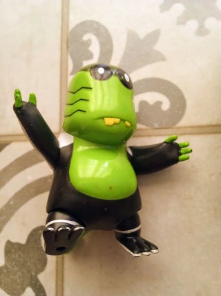 Muñecos verdes y negros
