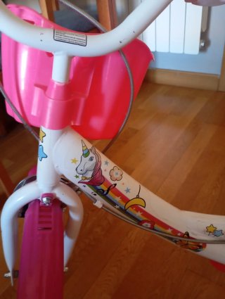 Bicicleta infantil rosa con cesta y ruedines