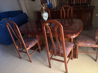 Conjunto comedor: mesa, sillas, vitrina y aparador