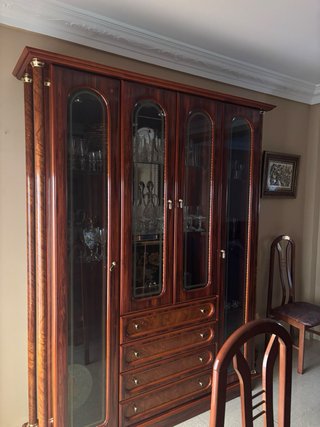 Conjunto comedor: mesa, sillas, vitrina y aparador