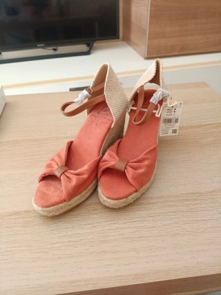 Sandalias de cuña de verano color salmón