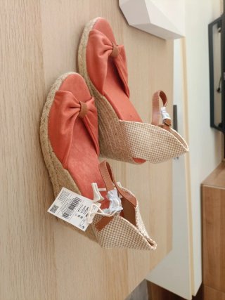 Sandalias de cuña de verano color salmón