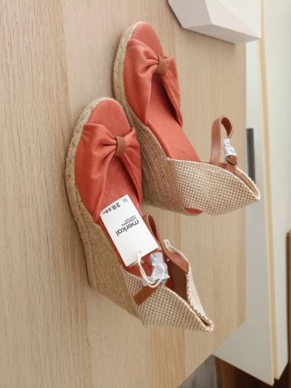 Sandalias de cuña de verano color salmón