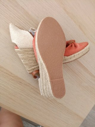 Sandalias de cuña de verano color salmón