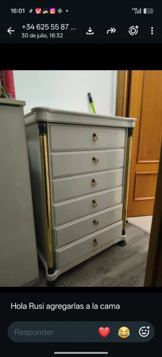 Cama de metal con mesitas y comoda estilo elegante