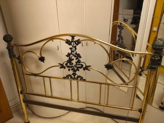 Cama de metal con mesitas y comoda estilo elegante