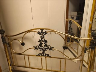 Cama de metal con mesitas y comoda estilo elegante
