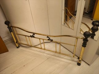 Cama de metal con mesitas y comoda estilo elegante