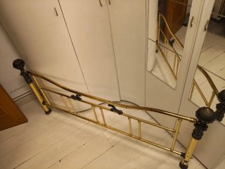 Cama de metal con mesitas y comoda estilo elegante