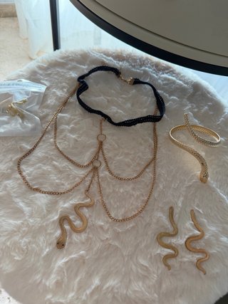 Set di accessori dorati per eventi o costumi