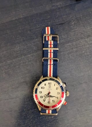 Reloj de hombre WTI correa azul con acentos rojos