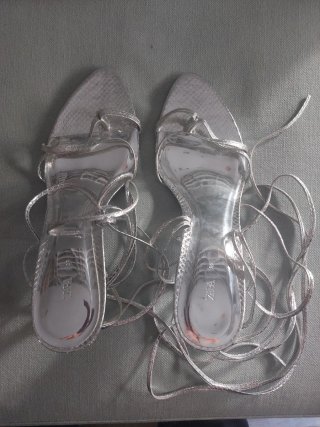Sandalias plateadas Zara efecto piel serpiente