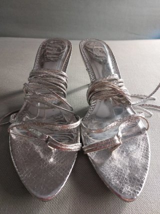 Sandalias plateadas Zara efecto piel serpiente
