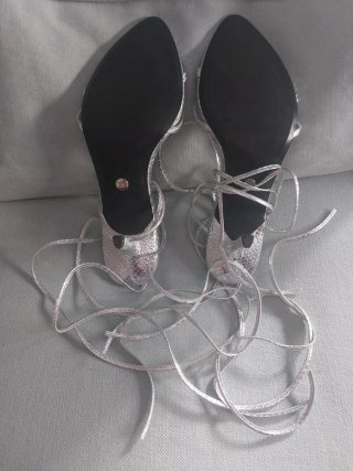Sandalias plateadas Zara efecto piel serpiente