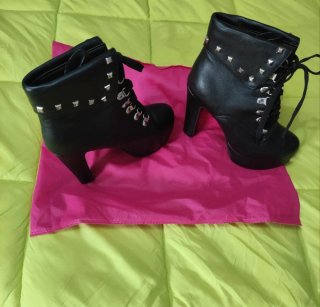 Botines negros con tachuelas y plataforma