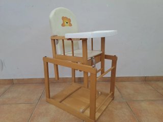 Trona de fusta amb coixi i taula