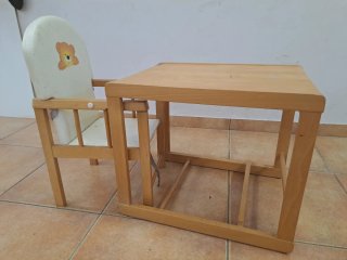 Trona de fusta amb coixi i taula