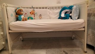 Cuna de bebé con colchón