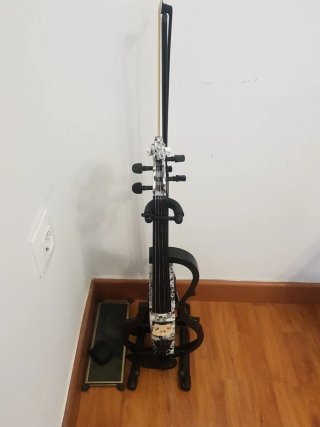 Violín Eléctrico. Arco, soporte y funda.