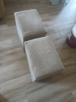 Puf cuadrado beige de tela