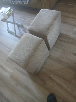 Puf cuadrado beige de tela