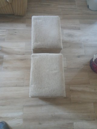 Puf cuadrado beige de tela