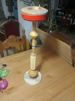 Cenicero de pie antiguo