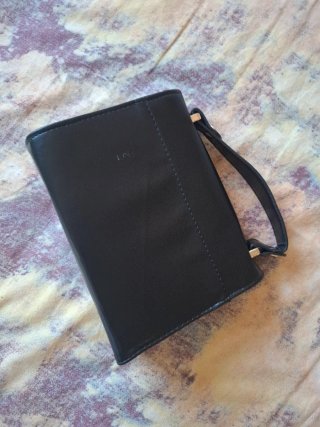 Borsa nera con dettagli oro