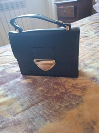 Borsa nera con dettagli oro