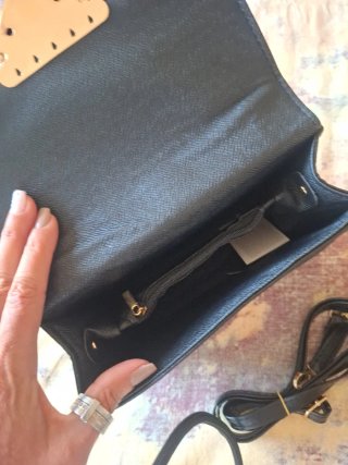 Borsa nera con dettagli oro