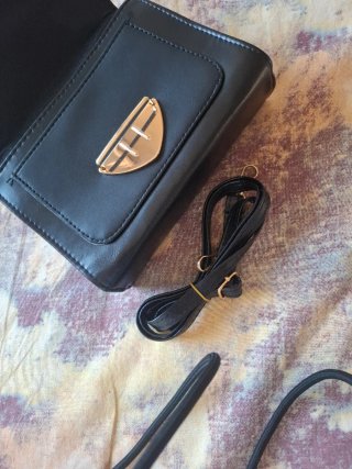 Borsa nera con dettagli oro