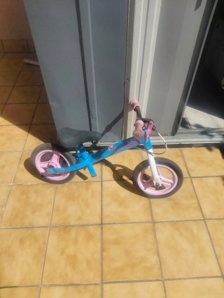 Bici de equilibrio azul para niña
