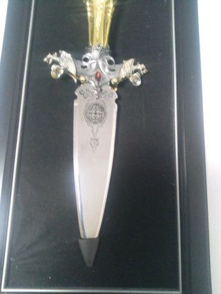 Daga de colección con dragones