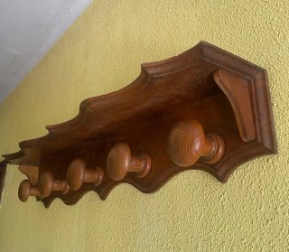Banco y perchero de madera maciza a juego.