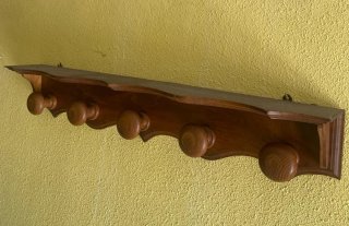 Banco y perchero de madera maciza a juego.