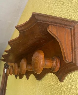 Banco y perchero de madera maciza a juego.