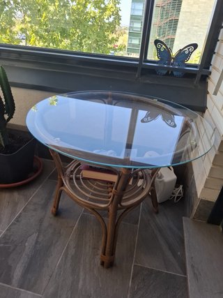 Tavolo rotondo in rattan e vetro