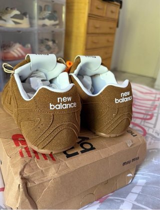 New Balance x Miu Miu Marrones